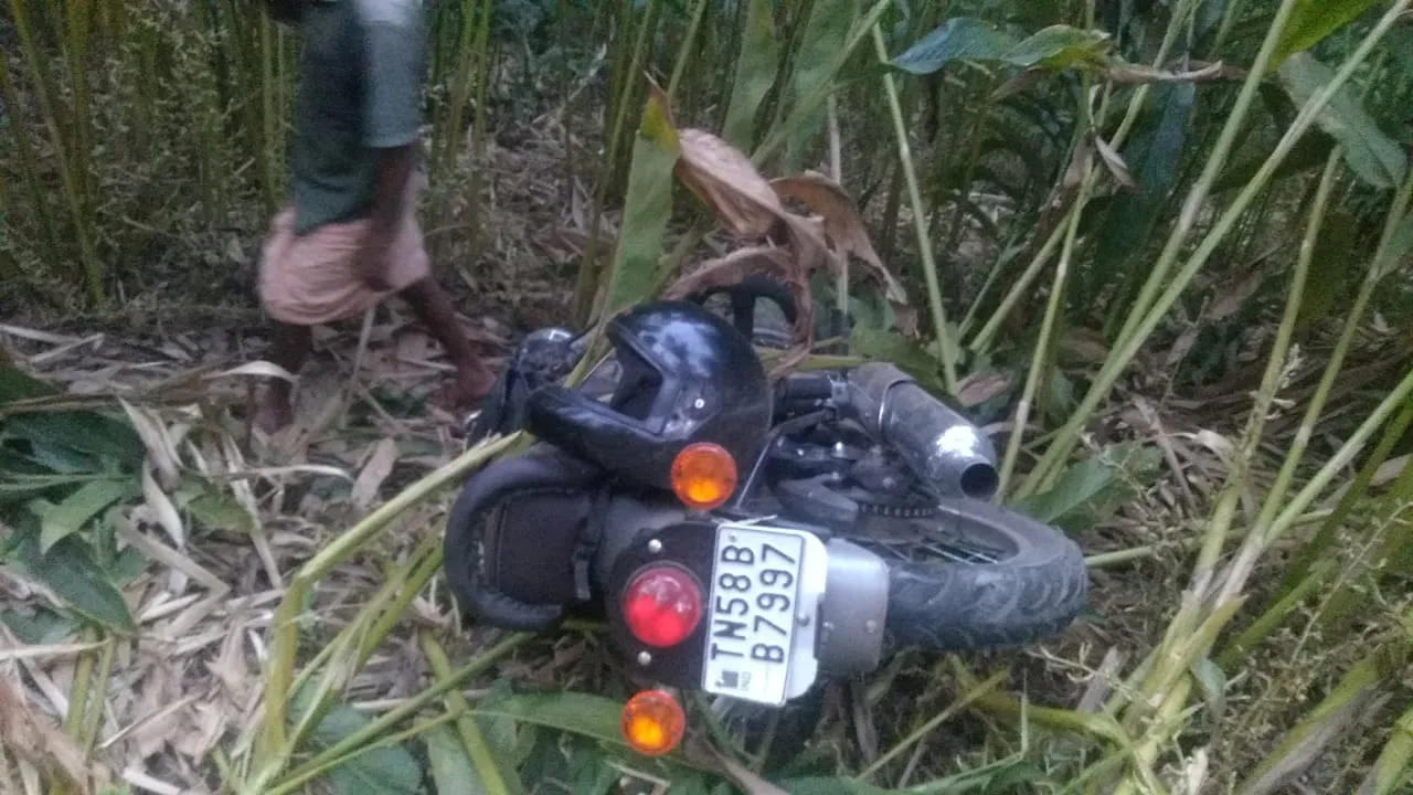 A young man died after his bike fell into a cardamom garden;  One seriously injured
